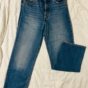 Levi’s Ribcage jeans.  Straight leg, slightly wide.